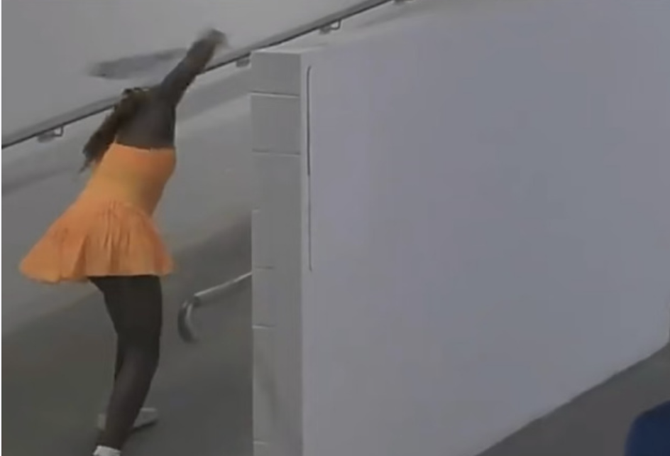 星空体育-“我要释放激情” 21岁高芙输乌克兰美女后暴走：连续怒砸7下球拍